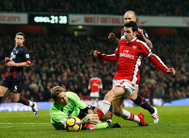 蒂亚戈·席尔瓦在场上给队友们做战术布置,球迷:他才是真的教练.